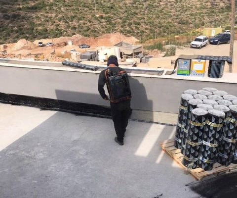 איטום גג עם זפת - תחילת האיטום על קירות הגג